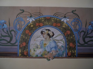 Immagine femminile sul soffitto del salone al primo piano